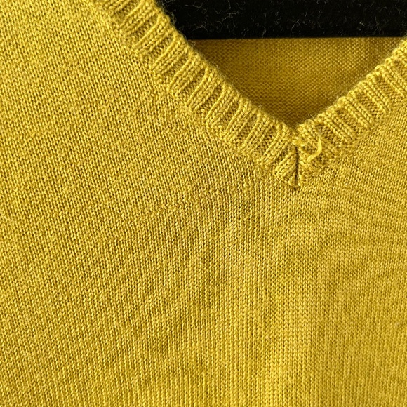 Bossini 100% Wool Chartreuse V-Neck Sweater - Picture 12 of 16
